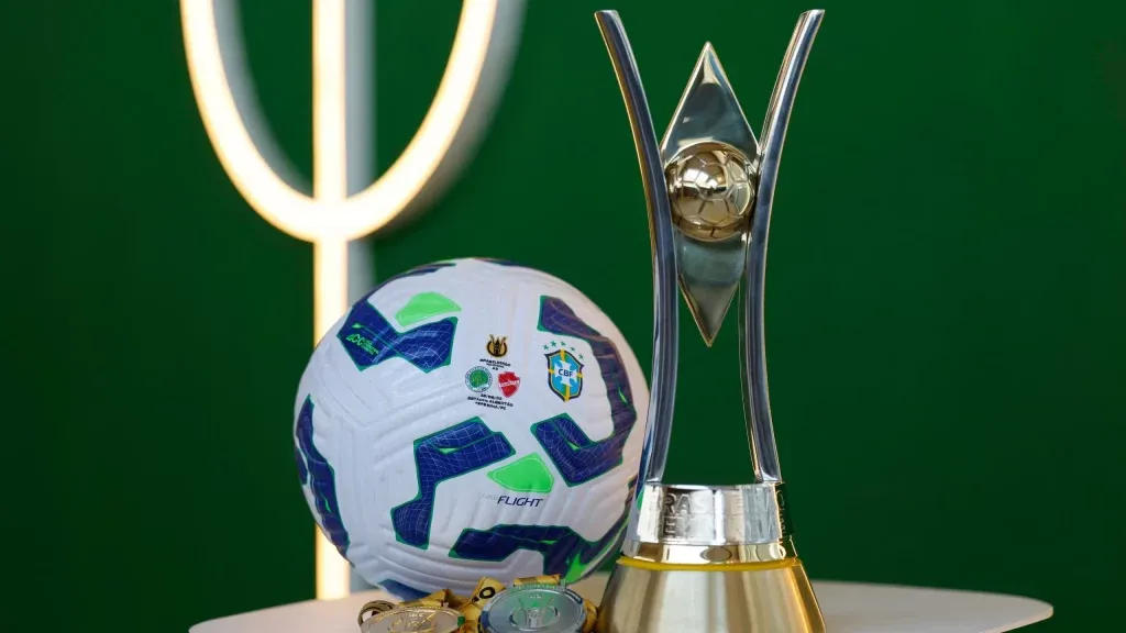 Taça e bola da Série A3 do Brasileirão Feminino 2025