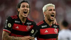 RJ - RIO DE JANEIRO - 28/07/2024 - BRASILEIRO A 2024, FLAMENGO X ATLETICO-GO - Arrascaeta jogador do Flamengo comemora seu gol com Pedro jogador da sua equipe durante partida contra o Atletico-GO no estadio Maracana pelo campeonato Brasileiro A 2024. Foto: Thiago Ribeiro/AGIF