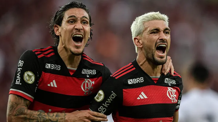 RJ - RIO DE JANEIRO - 28/07/2024 - BRASILEIRO A 2024, FLAMENGO X ATLETICO-GO - Arrascaeta jogador do Flamengo comemora seu gol com Pedro jogador da sua equipe durante partida contra o Atletico-GO no estadio Maracana pelo campeonato Brasileiro A 2024. Foto: Thiago Ribeiro/AGIF