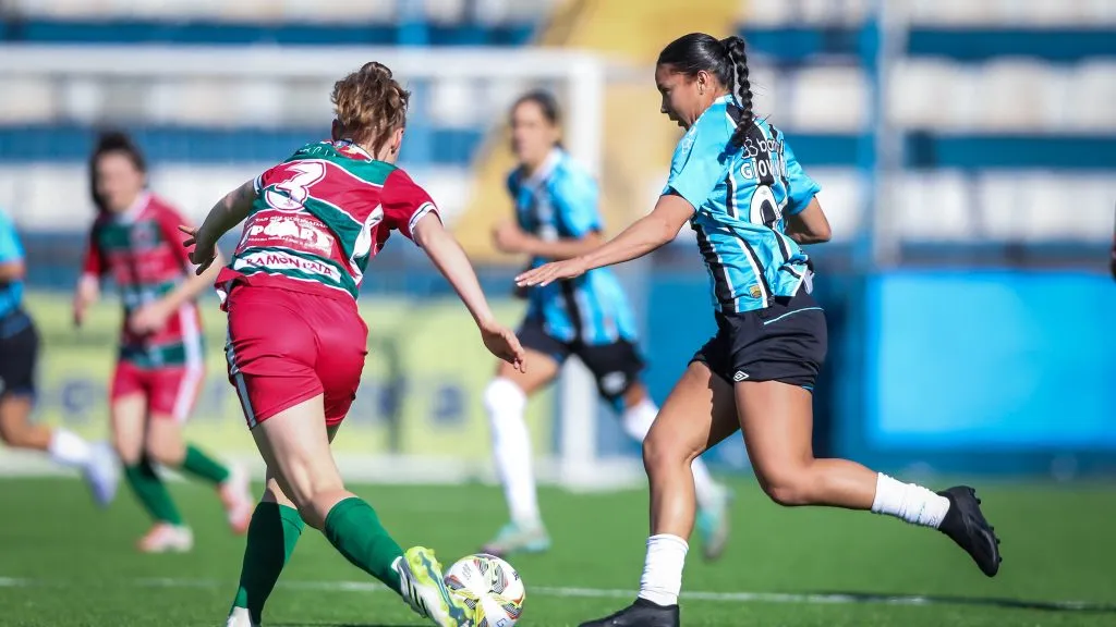 Jogadoras do Grêmio e Brasil de Farroupilha em campo pelo Gauchão Feminino
