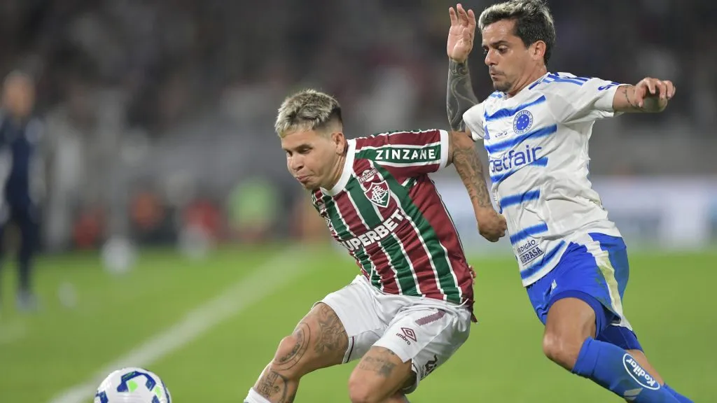 Soteldo disputando a bola com Fagner em Fluminense x Cruzeiro – Foto: Thiago Ribeiro/AGIF