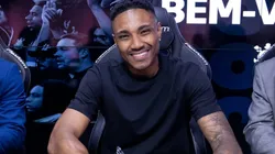 Vitinho assinando contrato pelo Alvinegro Paulista. Foto: Rodrigo Coca/SCCP