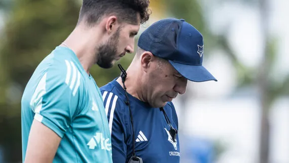 Auxiliar Diogo Dias e o técnico Leonardo Jardim no Cruzeiro (foto: Gustavo Aleixo/Cruzeiro)