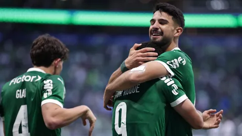 Flaco López comemorando gol com Vitor Roque. Foto: Ettore Chiereguini/AGIF
