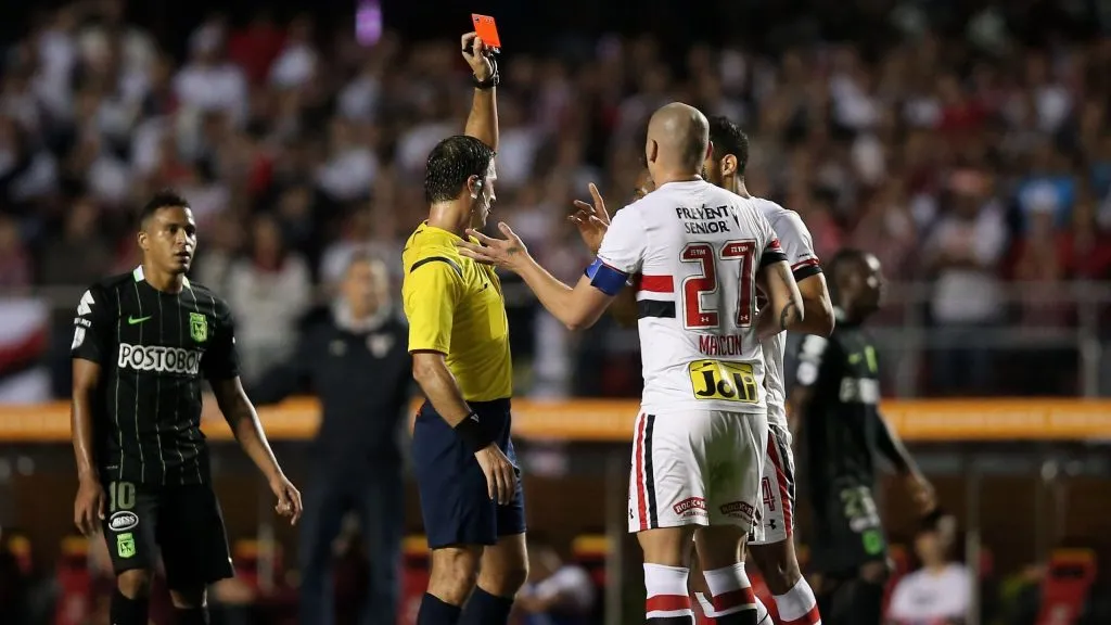 Expulsão de Maicon em São Paulo vs Atlético Nacional em 2016. (Photo by Friedemann Vogel/Getty Images)