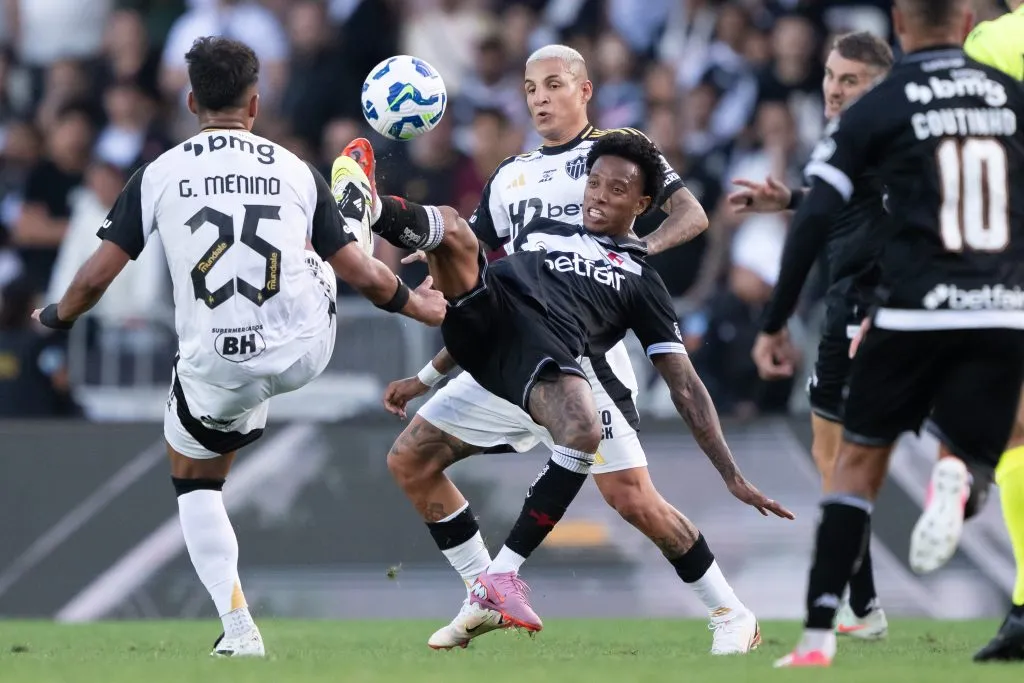 Tche Tche, jogador do Vasco disputa lance com Guilherme Arana jogador do Atletico-MG durante partida no estadio Sao Januario pelo campeonato Brasileiro A 2025. Foto: Jorge Rodrigues/AGIF