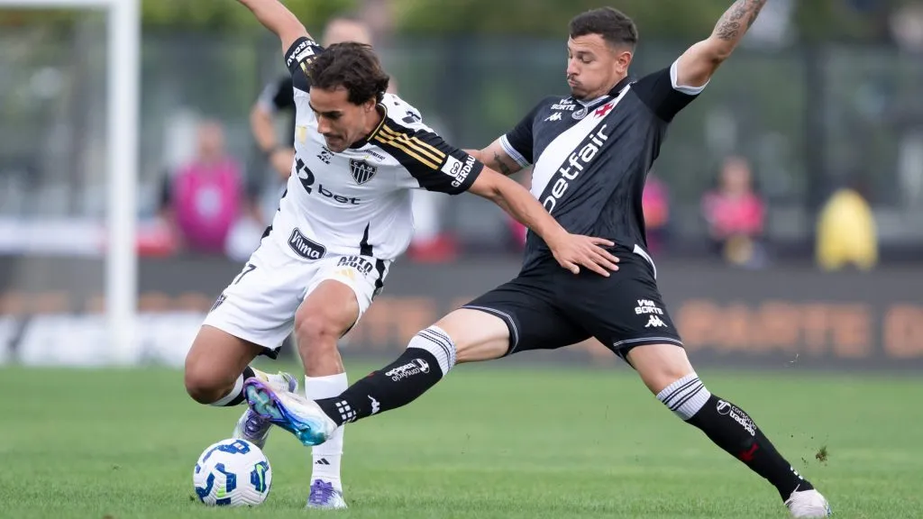 Hugo Moura jogador do Vasco disputa lance com Igor Gomes jogador do Atletico-MG durante partida no estadio Sao Januario pelo campeonato Brasileiro A 2025. Foto: Jorge Rodrigues/AGIF
