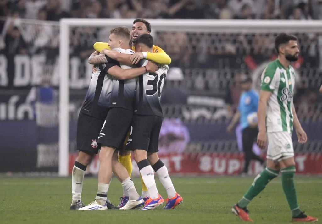 Jogadores do Corinthians comemoram vitória durante partida contra o Juventude – Foto: Alan Morici/AGIF