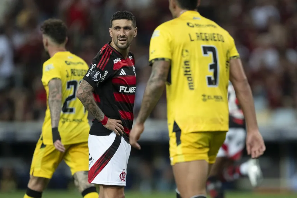 Arrascaeta acabou recebendo o terceiro cartão amarelo contra o Táchira, na última rodada da fase de grupos da Libertadores. Foto: Jorge Rodrigues/AGIF