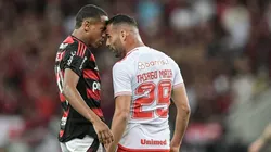 Wallace Yan jogador do Flamengo disputa lance com Thiago Maia jogador do Internacional - Foto: Thiago Ribeiro/AGIF