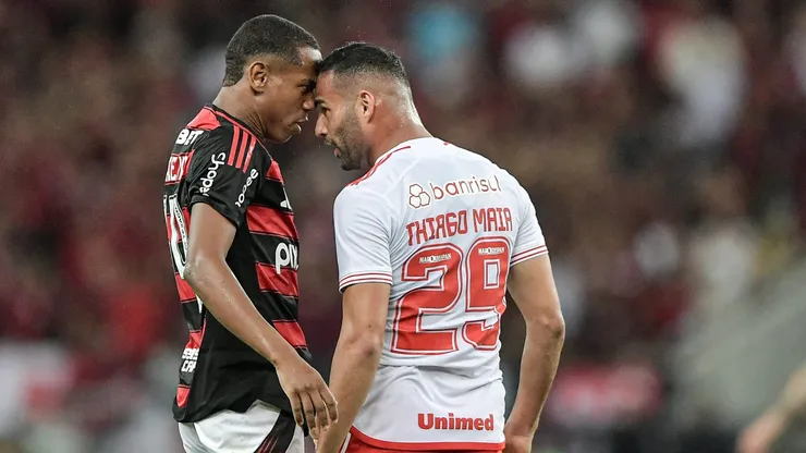 Wallace Yan jogador do Flamengo disputa lance com Thiago Maia jogador do Internacional - Foto: Thiago Ribeiro/AGIF