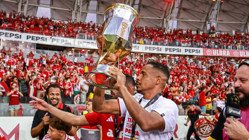 Fernando jogador do Internacional comemora o titulo apos a partida contra o Gremio no estadio Beira-Rio pelo campeonato Gaucho 2025. Foto: Maxi Franzoi/AGIF
