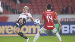 Alan Rodriguez jogador do Internacional disputa lance com Luciano jogador do Sao Paulo durante partida no estadio Arena do Gremio pelo campeonato Brasileiro A 2025. Foto: Maxi Franzoi/AGIF