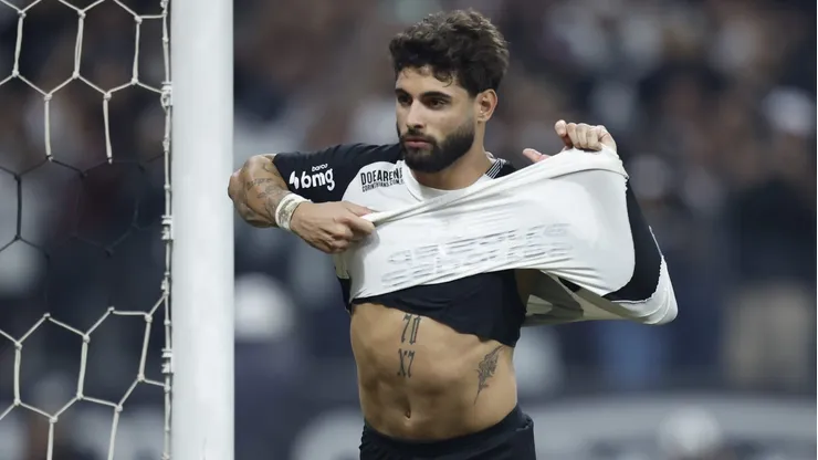 SAO PAULO, BRAZIL - MAY 03: Yuri Alberto of Corinthians celebrates after scoring his third goal and his team's third goal after a penalty shot during a match between Corinthians and Internacional as part of Brasileirao 2025 at Neo Quimica Arena on May 03, 2025 in Sao Paulo, Brazil. (Photo by Miguel Schincariol/Getty Images)