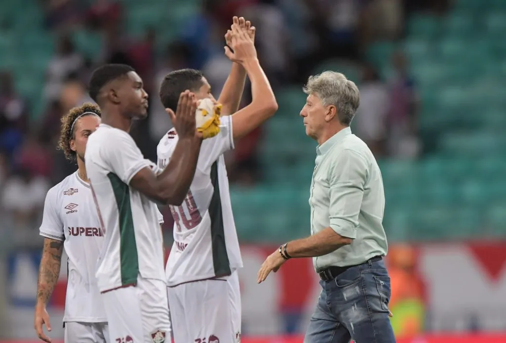 Renato Portallupi tecnico do Fluminense agradece a torcida apos a partida contra o Bahia no estadio Arena Fonte Nova pelo campeonato Brasileiro A 2025. Foto: Jhony Pinho/AGIF