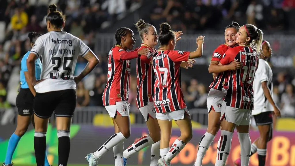 Elenco feminino do São Paulo em campo pela Copa do Brasil Feminina
