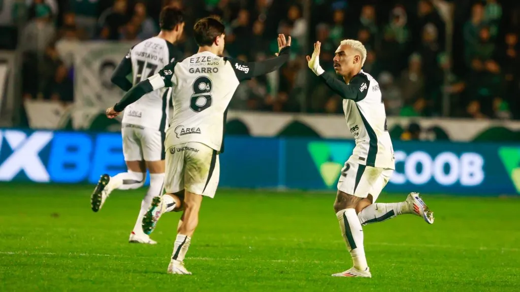 Matheuzinho comemorando gol com Garro. Foto: Luiz Erbes/AGIF