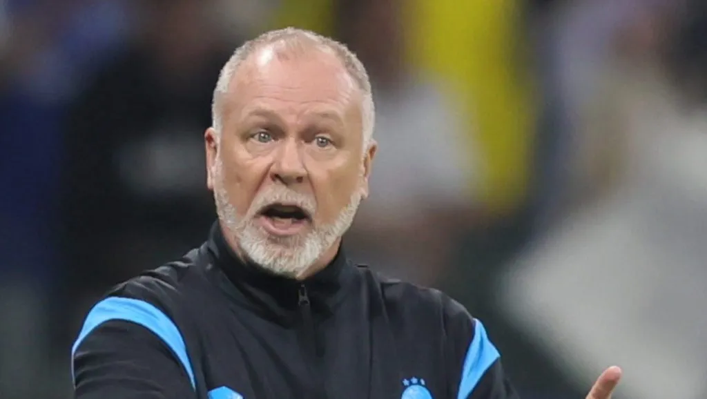 MG – BELO HORIZONTE – 13/07/2025 – BRASILEIRO A 2025, CRUZEIRO X GREMIO – Mano Menezes, tecnico do Gremio, durante partida contra o Cruzeiro no estadio Mineirão pelo Campeonato Brasileiro A 2025.