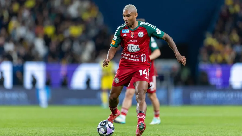 Vitinho ainda não tem data para estrear na equipe – Foto: Abdullah Ahmed/Getty Images