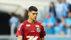— Gabriel Brazão com a camisa do Santos jogando contra o Grêmio