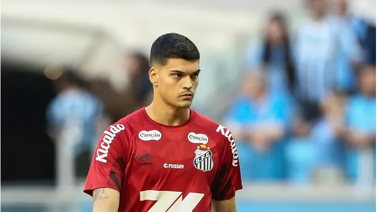 — Gabriel Brazão com a camisa do Santos jogando contra o Grêmio