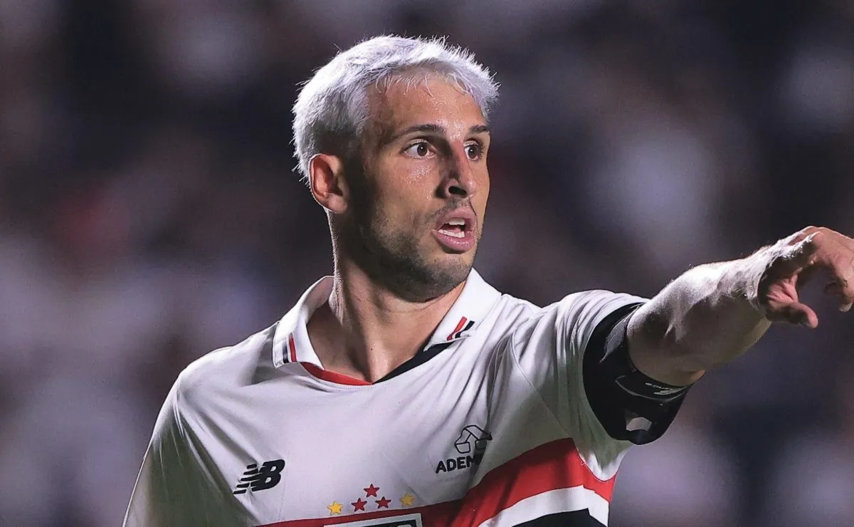 São Paulo vê evolução de Calleri, que volta a trabalhar no gramado