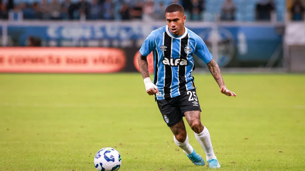 Lucas Esteves em ação pelo Grêmio. O lateral é reserva, mas fundamental . Foto: Maxi Franzoi/AGIF