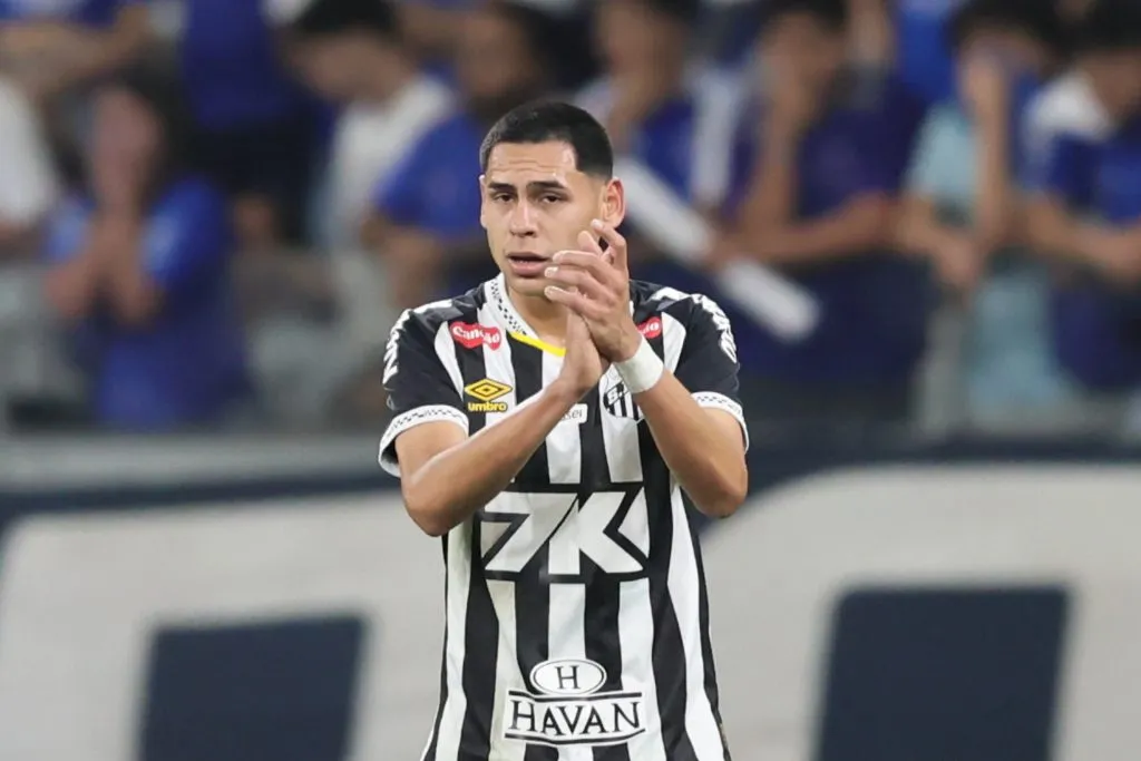 Caballero foi bastante elogiado pela diretoria e comissão técnica do Santos contra o Cruzeiro – Foto: Gilson Lobo/AGIF