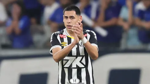 Caballero jogador do Santos comemora seu gol durante partida contra o Cruzeiro no estadio Mineirao pelo campeonato Brasileiro A 2025. Foto: Gilson Lobo/AGIF