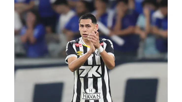 Caballero jogador do Santos comemora seu gol durante partida contra o Cruzeiro no estadio Mineirao pelo campeonato Brasileiro A 2025. Foto: Gilson Lobo/AGIF
