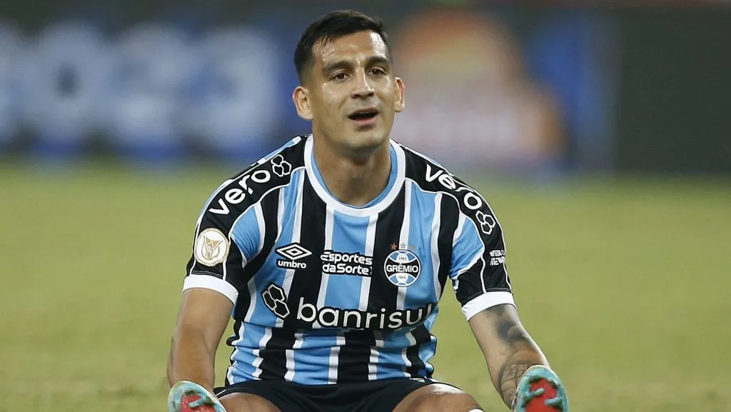 Franco Cristaldo, meia-atacante do Grêmio em partida pelo campeonato brasileiro – Foto: Wagner Meier/Getty Images)