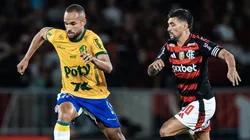 Joao Victor, jogador do Mirassol disputa lance com Flamengo no Maracanã pelo Campeonato Brasileiro