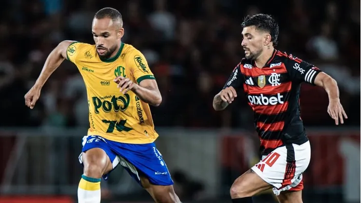 Joao Victor, jogador do Mirassol disputa lance com Flamengo no Maracanã pelo Campeonato Brasileiro