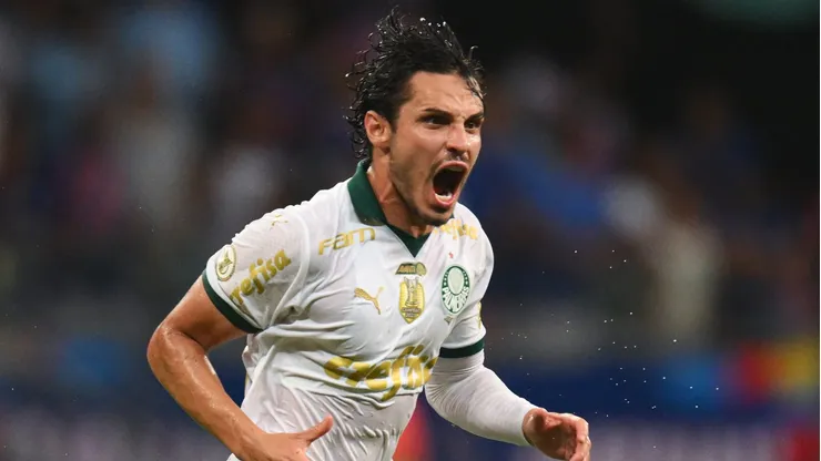 Raphael Veiga, meia-atacante do Palmeiras em partida pelo campeonato brasileiro