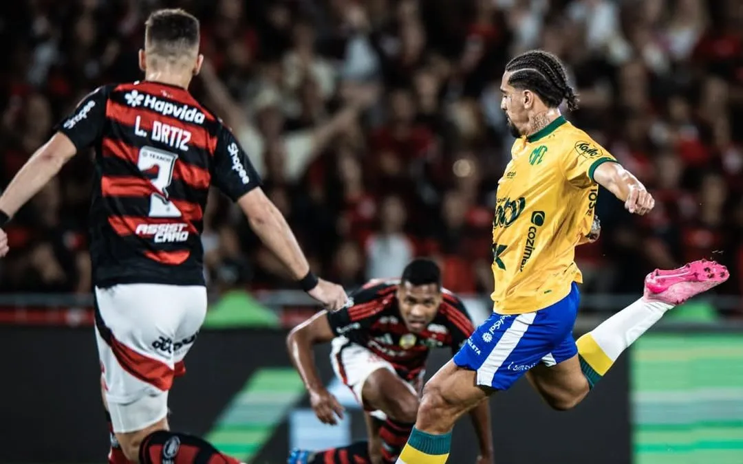Chico Costa do Mirassol domina lance no Maracanã e duelo contra o Flamengo pelo Campeonato Brasileiro 2025. Foto: Foto: Pedro Zacchi/Agência Mirassol