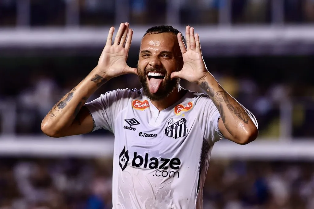 SP – SANTOS – 22/01/2025 – PAULISTA 2025, SANTOS X PALMEIRAS – Guilherme jogador do Santos comemora seu gol durante partida contra o Palmeiras no estadio Vila Belmiro pelo campeonato Paulista 2025. Foto: Marcello Zambrana/AGIF