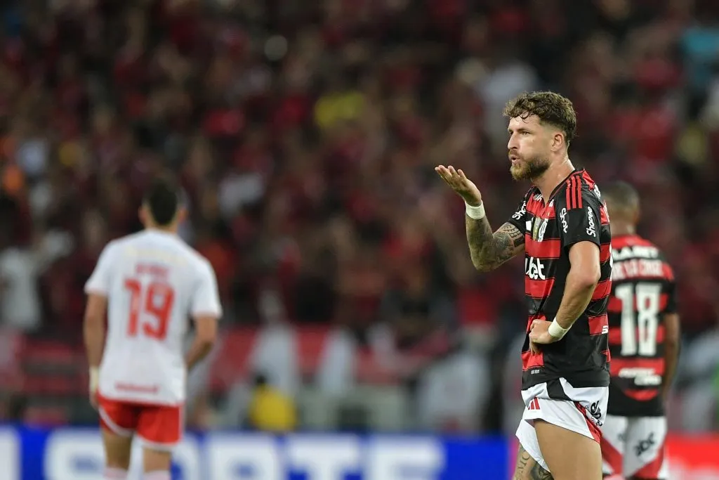 Leo Pereira jogador do Flamengo comemora seu gol durante partida contra o Internacional – Foto: Thiago Ribeiro/AGIF