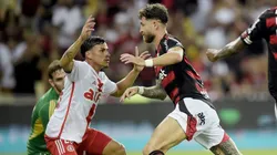 Leo Pereira jogador do Flamengo comemora seu gol durante partida contra o Internacional - Foto: Alexandre Loureiro/AGIF