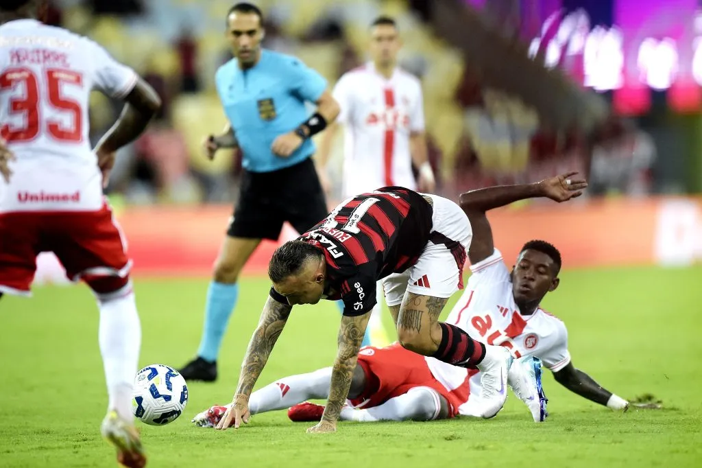 Everton Cebolinha jogador do Flamengo disputa lance com Vitao jogador do Internacional – Foto: Alexandre Loureiro/AGIF