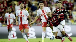 Wesley jogador do Flamengo disputa lance com Borre jogador do Internacional - Foto: Alexandre Loureiro/AGIF