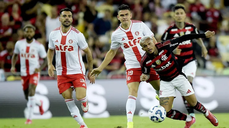Wesley jogador do Flamengo disputa lance com Borre jogador do Internacional - Foto: Alexandre Loureiro/AGIF