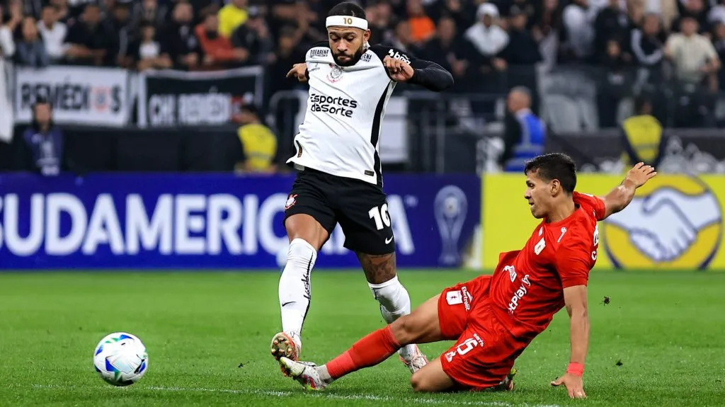 Memphis Depay disputando lance. Foto: Fabio Giannelli/AGIF