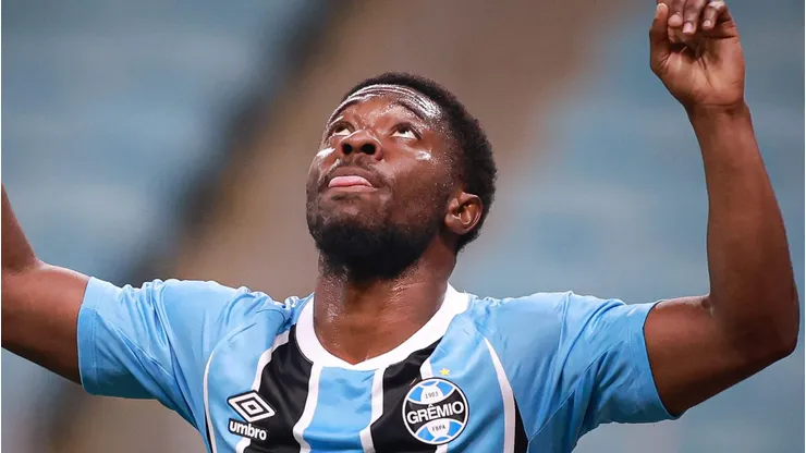 RS - PORTO ALEGRE - 08/07/2025 - RECOPA GAUCHA 2025, GREMIO X SAO JOSE - Francis Amuzu jogador do Gremio comemora seu gol durante partida contra o Sao Jose no estadio Arena do Gremio pelo campeonato Recopa Gaucha 2025.