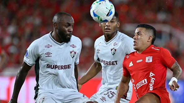 Cristian Barrios e Manoel disputando lance. Foto: Gabriel Aponte/Getty Images