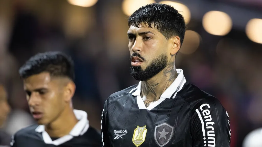 Alexander Barboza, zagueiro do Glorioso. Foto: Joisel Amaral/AGIF.