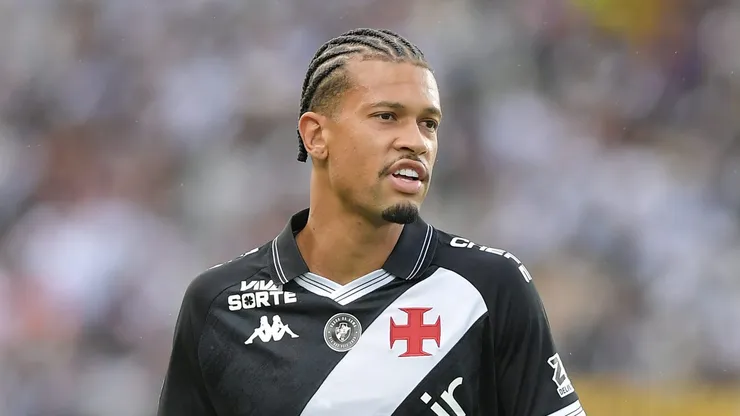 Vasco busca acertar a contratação de zagueiro para substituir João Victor