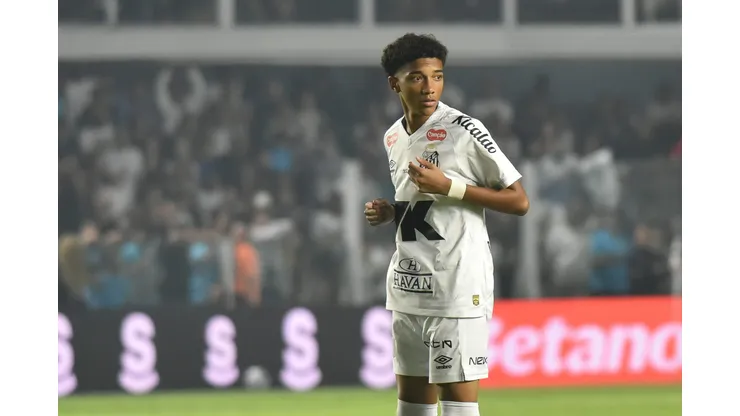 SP - SANTOS - 16/07/2025 - BRASILEIRO A 2025, SANTOS X FLAMENGO -Robinho Jr jogador do Santos durante partida contra o Flamengo no estadio Vila Belmiro pelo campeonato Brasileiro A 2025. Foto: Jota Erre/AGIF