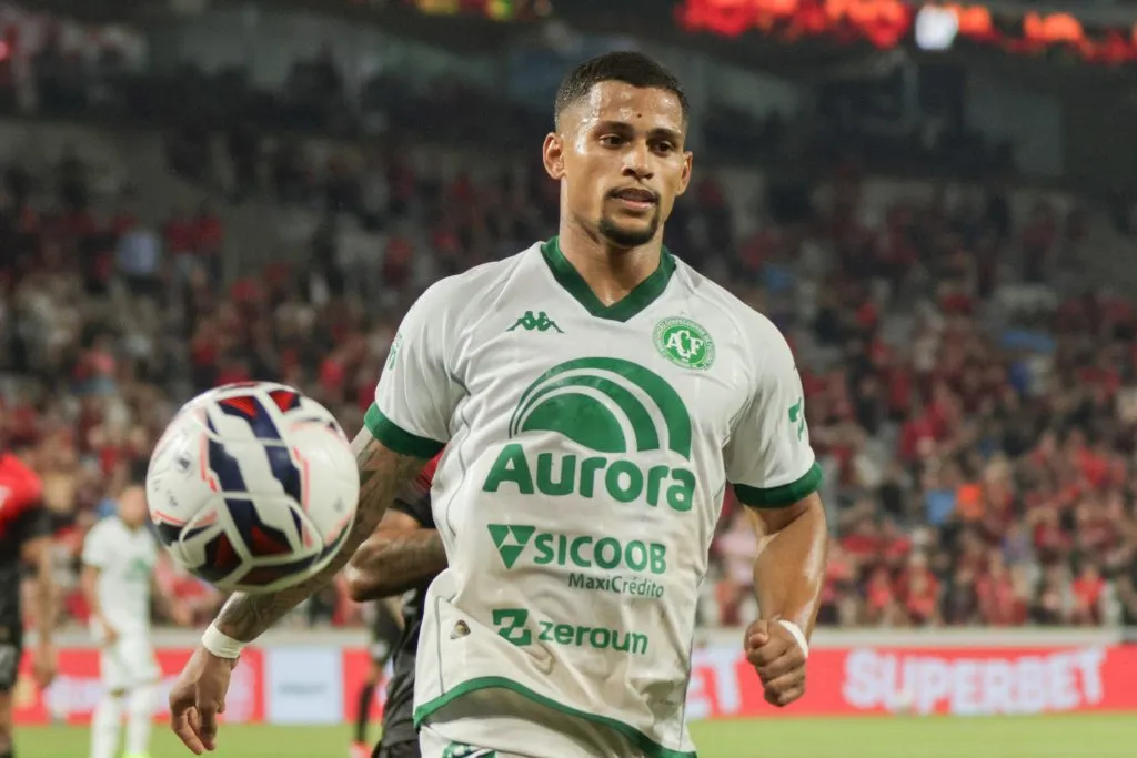 Mailton jogador do Chapecoense durante partida contra o Athletico-PR no estadio Arena da Baixada pelo campeonato Brasileiro B 2025. Foto: Robson Mafra/AGIF