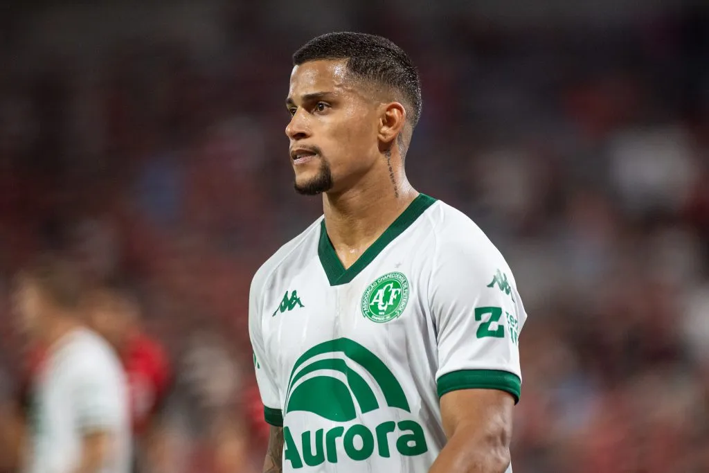 Mailton jogador do Chapecoense durante partida contra o Athletico-PR no estadio Arena da Baixada pelo campeonato Brasileiro B 2025. Foto: Luis Garcia/AGIF