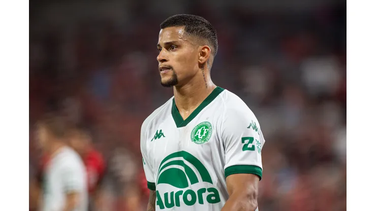 Mailton jogador do Chapecoense durante partida contra o Athletico-PR no estadio Arena da Baixada pelo campeonato Brasileiro B 2025. Foto: Luis Garcia/AGIF